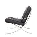 Silla de cuero negro de Knoll Barcelona con otomano